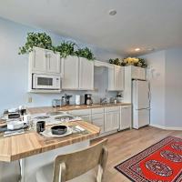 Tranquil Mountain Guesthouse with Hot Tub and Creek Views Near Trails in Lander, Wyoming，位于兰德亨特机场 - LND附近的酒店