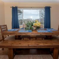 Remodeled Mountain Retreat with Hot Tub and Scenic Views Near Trails in Lander, Wyoming，位于兰德亨特机场 - LND附近的酒店