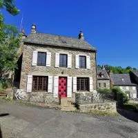 Familial House Dellac-Mathieu in mountain village Cantal，位于Saint-Saturnin的酒店