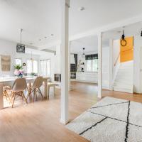 Come in! "Pirkkala" Spacious city Family Villa near Lake & Airport，位于Pirkkala皮尔卡拉机场 - TMP附近的酒店