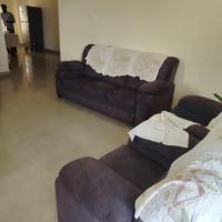 Royal Service Apartment，位于拉加蒙德里拉贾蒙德里机场 - RJA附近的酒店