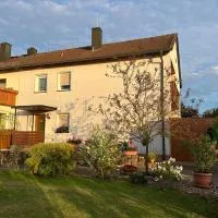 Ferienwohnung Am Blauen Hügel in Eckersdorf，位于Eckersdorf的酒店