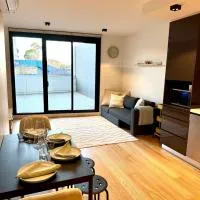 Modern 2 Bed 2 Bath Apartment with Parking opposite Westfield Doncaster,位于唐卡斯特的酒店