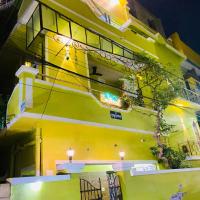Pravuprasad guesthouse budget room near railway station，位于布巴内什瓦尔Biju Patnaik International Airport - BBI附近的酒店
