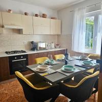 Apartmani Anna，位于奥米沙利里耶卡机场 - RJK附近的酒店