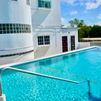 See Belize RELAXING Studio with Sea View Infinity Pool & Overwater Deck，位于伯利兹城菲利普戈尔德森国际机场 - BZE附近的酒店