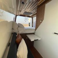 Vanstay glamping in a 25 acre farm，位于Al Ḩamrānīyah拉斯海玛国际机场 - RKT附近的酒店