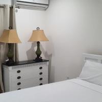 Kenny's Place，位于乔治敦欧文·罗伯茨国际机场 - GCM附近的酒店