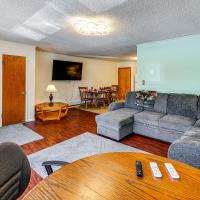 Steps to Chena River - Condo Near Hiking and Tours!，位于费尔班克斯费尔班克斯国际机场 - FAI附近的酒店
