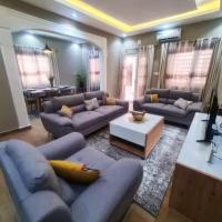 Cozy Apartment with Modern Decor，位于黑角安东尼奥·阿戈什蒂纽·内图国际机场 - PNR附近的酒店