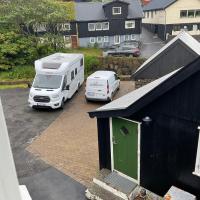 Autocamper til 4 personer，位于瑟沃格Vágar - FAE附近的酒店