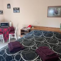 Serenity Bed and Breakfast，位于科莫克斯科莫克斯机场 - YQQ附近的酒店