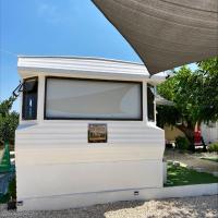 Nefeli's Dollhouse Caravan 3 minutes from Geroskipou Beach，位于Yeroskipou帕福斯国际机场 - PFO附近的酒店