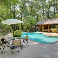 Golf and Hike Nature Escape with Sauna in Hephzibah，位于Hephzibah奥古斯塔地区机场 - AGS附近的酒店