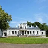 Palac i Loft Ojrzanów，位于Ojrzanów的酒店