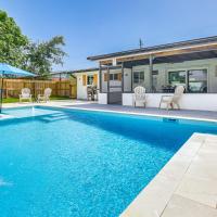 Swim, Game and BBQ Family Retreat in Stuart，位于斯图尔特Witham Field Airport - SUA附近的酒店
