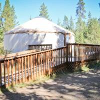 Bend-Sunriver Camping Resort Wheelchair Accessible Yurt 13，位于森赖弗的酒店
