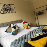 Bright and spacious home within walking distance to Luton Airport and amenities，位于Luton伦敦卢顿机场 - LTN附近的酒店