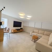 Loft 44，位于Mishmar HaShiv‘a本·古里安国际机场 - TLV附近的酒店