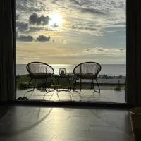 Stunning Oceanview 2B Waterfront Apartement，位于Bijilo的酒店