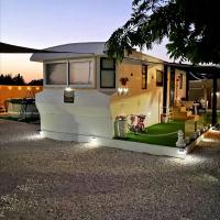 Nefeli's Dollhouse Caravan 3 minutes from Geroskipou Beach，位于Yeroskipou帕福斯国际机场 - PFO附近的酒店