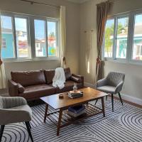 A Lofty Escape - 2BR Cozy Loft by Beach & Airport，位于拿骚林丁平德林国际机场 - NAS附近的酒店
