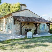 Spacious Holiday Home in Saint-Nexans with Terrace，位于圣耐克森贝尔热拉克机场 - EGC附近的酒店
