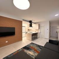 Family Friendly 3BR with Free Parking - in Rishon Letzion，位于里雄莱锡安本·古里安国际机场 - TLV附近的酒店