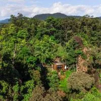 Magic Mena Rainforest Retreat by Tiny Away，位于Mena Creek的酒店