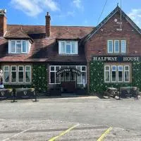 中途之家乡村旅馆，位于约维尔的酒店