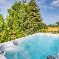 Caesars Spa Retreat with Heated Swim Spa & Waterfall Gardens，位于达灵顿的酒店