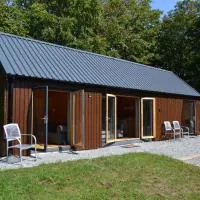 Oak Cabin - Wild Escapes Wrenbury off grid glamping - ages 12 and over，位于Baddiley的酒店