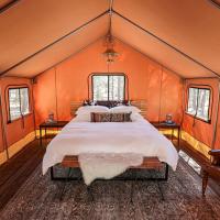 Tranquil Safari Tent Getaway in Nature at the Grand Canyon in Arizona，位于大峡谷村大峡谷国家公园机场 - GCN附近的酒店