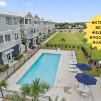 Luxury Beach Condo 5 Min Walk to Beach & Shops!，位于翡翠岛的酒店