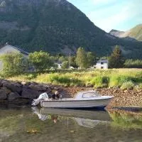 Fishermens House, 3 bedrooms apartment near the sea Medby Senja，位于Senja的酒店