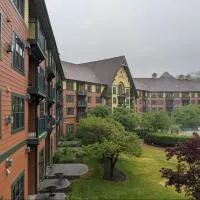 Cozy Studio Resort Stay Mountain Creek Pool Hiking，位于Vernon Township的酒店