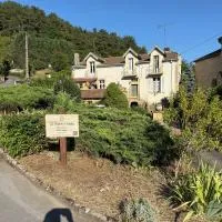 la maison d'Emilia verdure et murmure de l'eau，位于Viviers-sur-Chiers的酒店