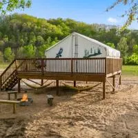 Glamping Tent/Red River Access/2 Queen Beds，位于Stanton的酒店