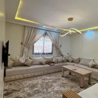 Cozy Bright Family Apartment Near City Center，位于Tagadirt的酒店