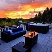 Bear Mountain Lodge. 560 Acre Wooded Estate.，位于Robbinston的酒店