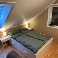 Comfortable room - Double bed - Private bathroom - Free parking - Shared kitchen - Bus stop and store 2 min walk，位于Lunden的酒店