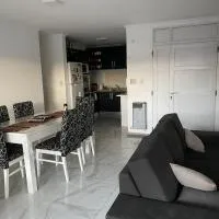 Casa quinta moderna, con pileta, parrilla, galería, 2 habitaciones, todos los servicios，位于San Nicolas的酒店