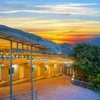The Sunshine Farm by Al Dana Paradise Luxury 6BR Secluded Nature Mountains,位于豪尔费坎的酒店