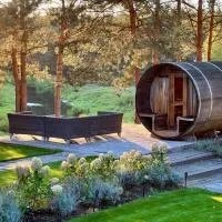 Domek LAVENDA z widokiem na rzekę - Basen, Jacuzzi, Sauna - Magiczny ogród - 0,5ha prywatnej przestrzeni，位于Zawady的酒店
