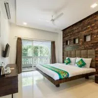 Treebo Blue Roof Seaside With Pool，位于Pālghar的酒店