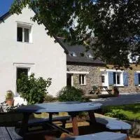Chambre privée à la campagne avec deux lits doubles petit déjeuner inclus,位于Laniscat的酒店