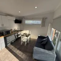 Erin's Bunker Charming Chalet next to Golf Club，位于Australind的酒店