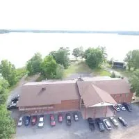 Stoco Lake Lodge，位于Tweed的酒店