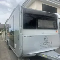 Beautiful, luxurious Caravane property，位于罗特里斯特的酒店