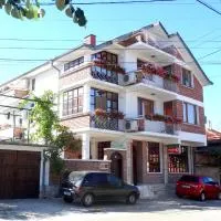 Family hotel Rose，位于帕维尔巴尼亚的酒店